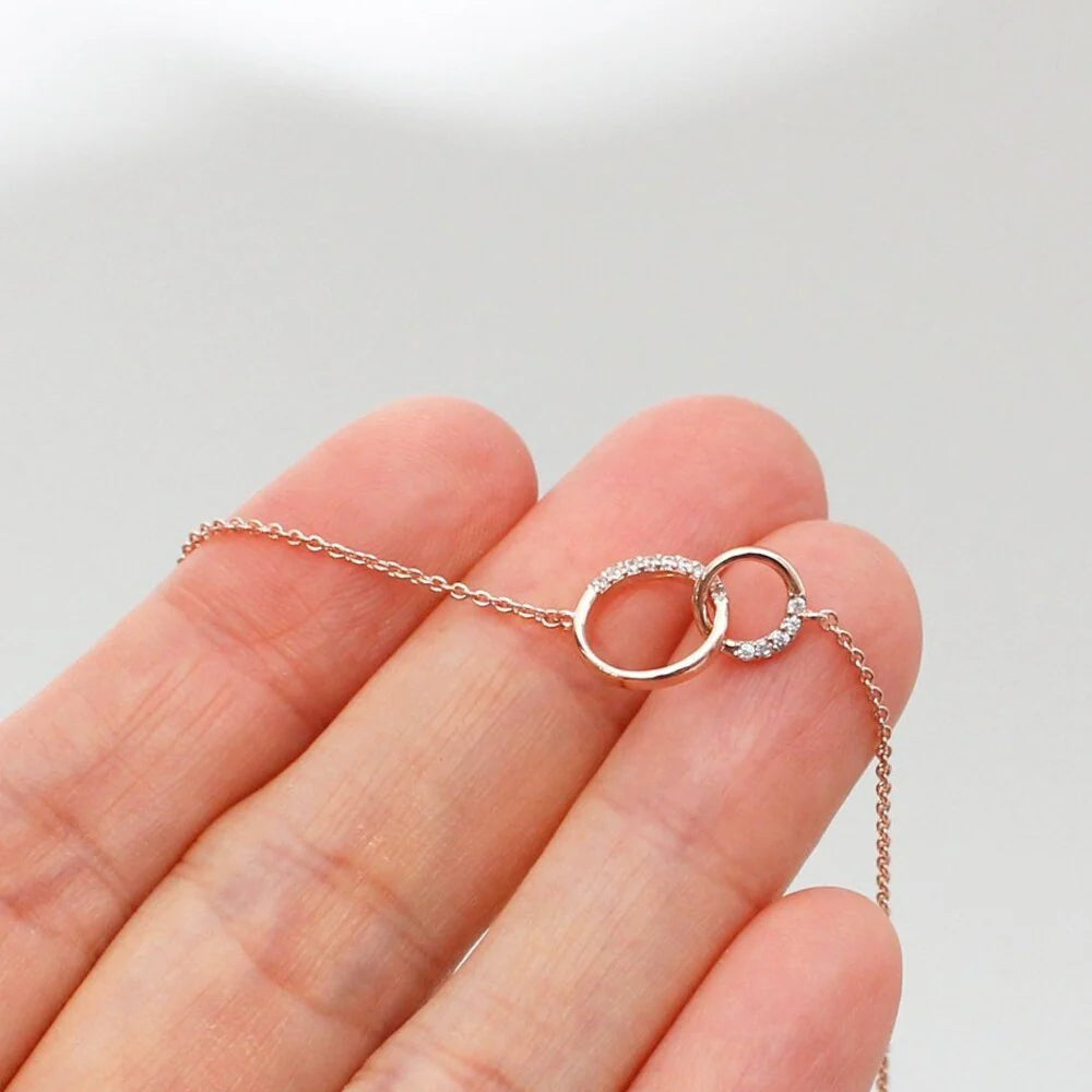 Una collana che racchiude il sentimento più puro che esista: l’amore eterno tra madre e figlia. Da indossare ogni giorno, vicino al cuore Una collana che racchiude il sentimento più puro che esista: l’amore eterno tra madre e figlia. Da indossare ogni giorno, vicino al cuore